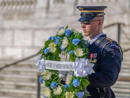 ARLINGTON, WASHINGTON, USA - SEPTEMBER 6, 2018 : Changing of the guard at the Tomb of the Unknown Soldier at Arlington National Cemetery.のeditorial素材