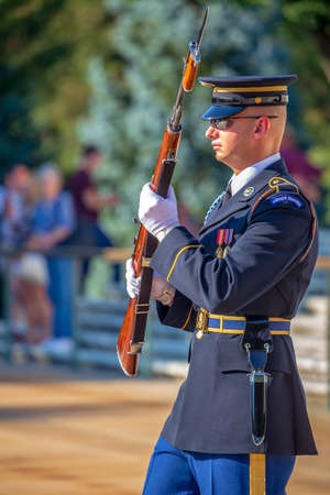 ARLINGTON, WASHINGTON, USA - SEPTEMBER 6, 2018 : Changing of the guard at the Tomb of the Unknown Soldier at Arlington National Cemetery. Morning light.のeditorial素材