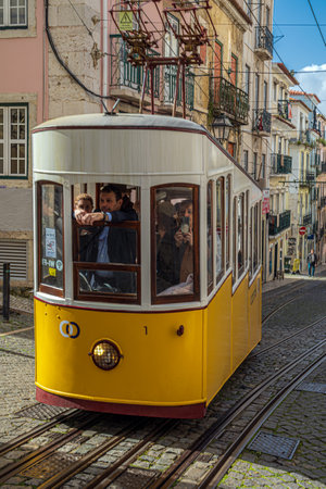 LISBON,PORTUGAL-APRIL 7, 2024:The Bica Funicular (Ascensor da Bica), or the Elevador da Bica (Bica Lift),a funicular railway line.It connects the Rua de Sao Paulo with Calcada do Combro-Rua do Loreto.のeditorial素材