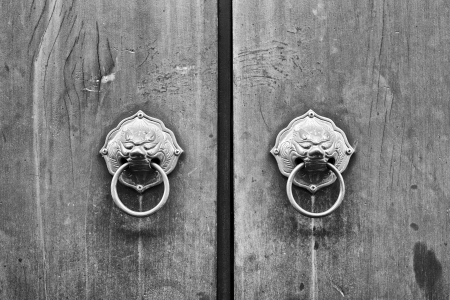 monochrome shot of chinese door with a lion or dragon headの写真素材