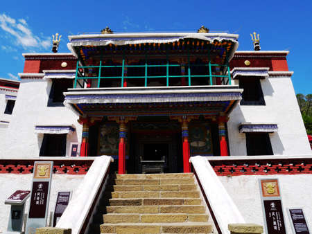 The Tibetan Buddhism in the deep mountains, "Five Dangzhao", is called the Little Potala Palace, there are ancient buildings, and the sacred hall, the scenery of the mountain road is very beautiful, and the prayer flag tower for people. Bright and beautifのeditorial素材
