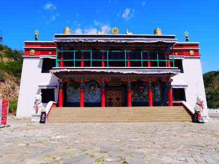 The Tibetan Buddhism in the deep mountains, "Five Dangzhao", is called the Little Potala Palace, there are ancient buildings, and the sacred hall, the scenery of the mountain road is very beautiful, and the prayer flag tower for people. Bright and beautifのeditorial素材