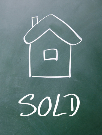 house sold sign on blackboardの写真素材