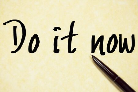 do it now text write on paperの写真素材