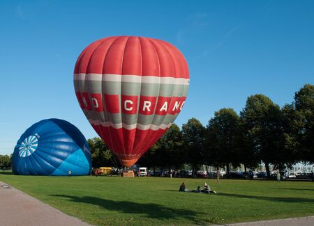 HELSINKI, FINLAND - 11 SEPTEMBER 2017: Blue and red balloons ready for take-off at the Marine park during the annual aeronautical festivalのeditorial素材