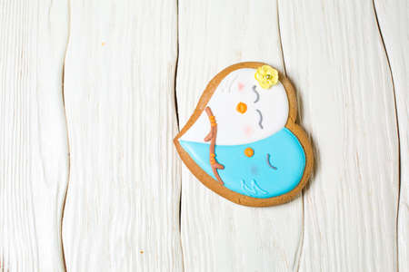 the original baking - gingerbread hearts on white wood backgroundの写真素材