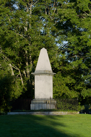 The oldest war memorial in the country, the Revolutionary Monument was completed on July 4, 1799 and sits on what was originally the site of the TownÃ¢ï¿½ï¿½s first schoolhouse. In 1835 the remains of the colonists slain in the Battle of Lexington were moのeditorial素材