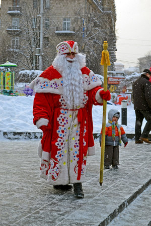 KIEV - DEC 23: Santa Claus with white beard greets people with New Year Holidays in Kiev, Ukraine on December 23, 2012. Santa Clasus Parade starts on Dec 22 on Kreshatik street in Kiev.のeditorial素材