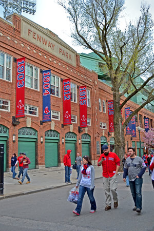 BOSTON - APR 20: Red Sox fans near Fenway Park on April 20, 2013 in Boston, USA. Fenway Park is the oldest professional sports venue in the United States celebrating its 101th anniversary since its foundation. のeditorial素材