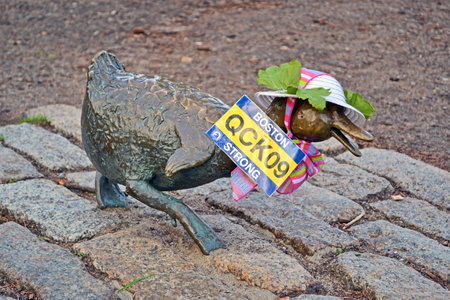 BOSTON - APR 20: Sculpture of ducks tribute to Robert McCloskeys story のeditorial素材