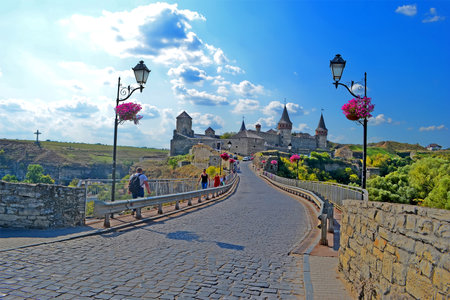 KAMENETS-PODOLSKY, UKRAINE - AUG 25, 2019: retro street lamp pylone and heritage Kamianets-Podilskyi Castle on August 25, 2019 in Kamyanets-Podilski, Ukraine.のeditorial素材