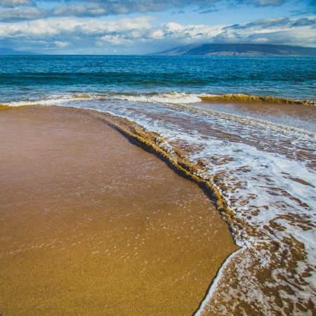 Relaxing waves at Maluaka Beach on a sunny day, Maui, Hawaiiの写真素材