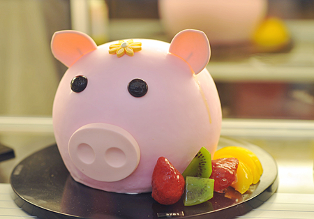 pink pig cakeの写真素材