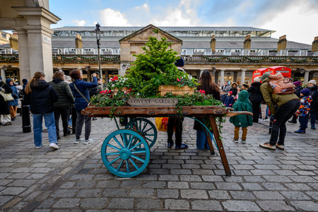 December 24, 2025 London, United Kingdom. Large crowds of people gather at Covent Garden on Christmas Eve as visitors and locals enjoy the festive atmosphere ahead of Christmasのeditorial素材