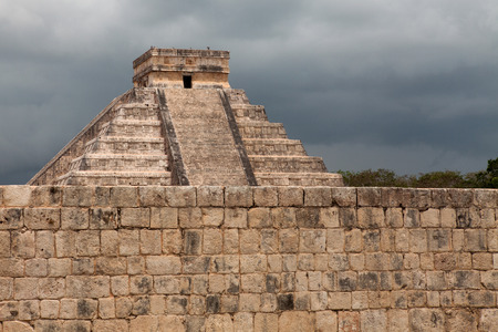 El Castillo of Chichen Itza Mayan pyramid in Yucatan, Mexicoのeditorial素材