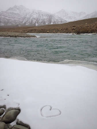 Heart shape on snowの素材