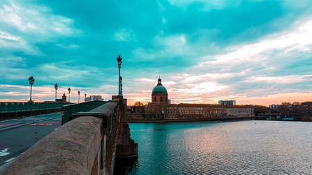 Twilight hour at tge garonne river in Toulouse, France.の素材