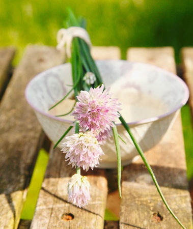 Flowering Chives on old and vintage wooden Tableの写真素材