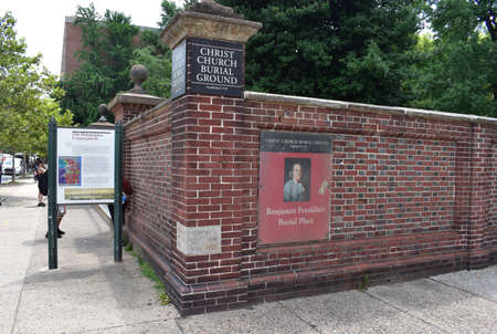 Philadelphia, Pennsylvania, USA - July 16, 2021: Exterior Brick Wall of the Christ Church Cemetery at Fifth and Arch Streets Where Benjamin Franklin is Buriedのeditorial素材