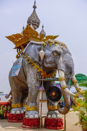 Elephant statue on the Mekong River, Golden Triangle between Thailand, Myanmar and Laos, Sop Ruak, Northern Thailand, Thailand, Asiaの写真素材