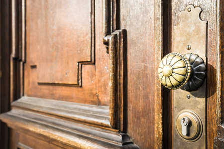 old doorknob at a frontdoorの写真素材
