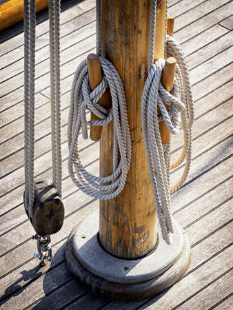old snatch pulley at a sailboatの写真素材