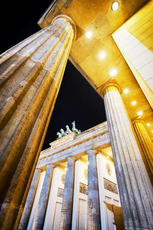 famous brandenburger tor in berlin at nightの写真素材