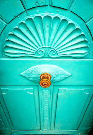 old doorknob at a frontdoorの写真素材