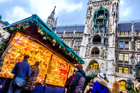 MUNICH, GERMANY - NOVEMBER 29: people and sales booth at the christmas market on November 29, 2017 in Munich, Germanyのeditorial素材
