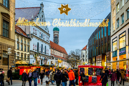 MUNICH, GERMANY - DECEMBER 18: people and sales booth at the christmas market on December 18, 2017 in Munich, Germanyのeditorial素材