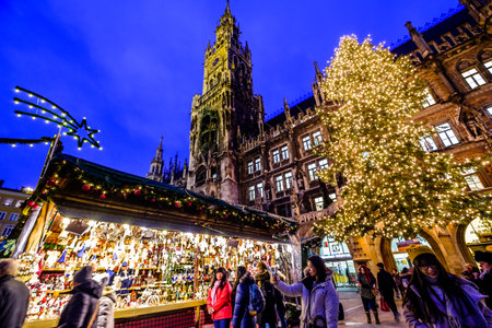 MUNICH, GERMANY - DECEMBER 18: people and sales booth at the christmas market on December 18, 2017 in Munich, Germanyのeditorial素材