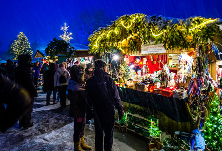 BAD WIESSEE, GERMANY - DECEMBER 16: people and sales booth at the christmas market on December 16, 2017 in Bad Wiessee, Germanyのeditorial素材