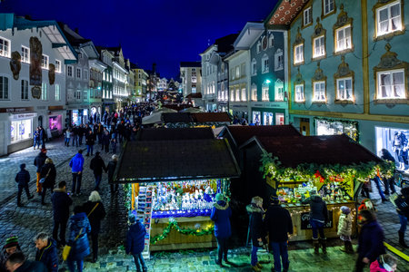 BAD TOELZ, GERMANY - DECEMBER 23: people and stands at the famous christmas market on December 23, 2017 in Bad Toelz, Germanyのeditorial素材