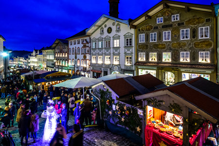 BAD TOELZ, GERMANY - DECEMBER 23: people and stands at the famous christmas market on December 23, 2017 in Bad Toelz, Germanyのeditorial素材