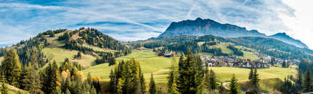 passo gardena (grÃ¶dner joch) at the italian dolomitesの写真素材
