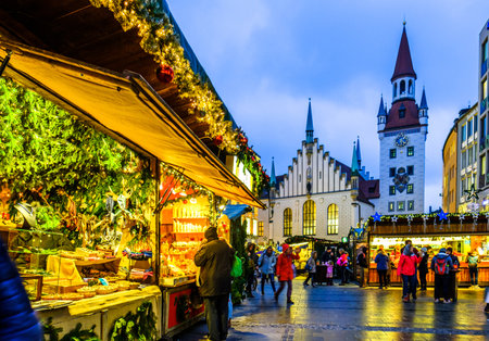 MUNICH, GERMANY - NOVEMBER 29: people and sales booth at the christmas market on November 29, 2017 in Munich, Germanyのeditorial素材