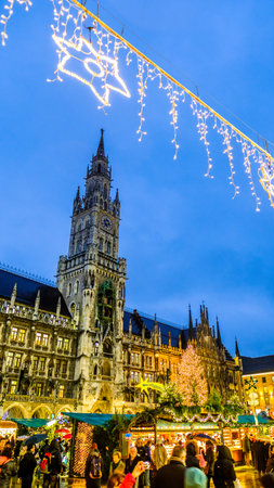 MUNICH, GERMANY - NOVEMBER 29: people and sales booth at the christmas market on November 29, 2017 in Munich, Germanyのeditorial素材