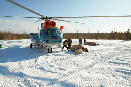 The helicopter has arrived to geologists  Unloading of products                  のeditorial素材