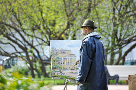 ST.PETERSBURG, RUSSIA - MAY 12, 2015: the artist on the street draws picturesのeditorial素材
