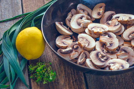 slices of mushrooms in a frying panの写真素材