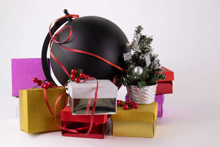 Wrapping this world with Happiness and joyful , Merry Christmas !!
Black Globe wrapping with red...