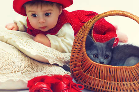 cute baby girl with cat petの写真素材
