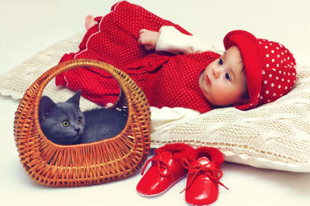 cute baby girl with cat petの写真素材