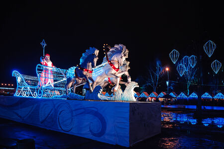 Street decoration to Christmas and New Year holidays  at night. Sculpture of the three horsesの写真素材