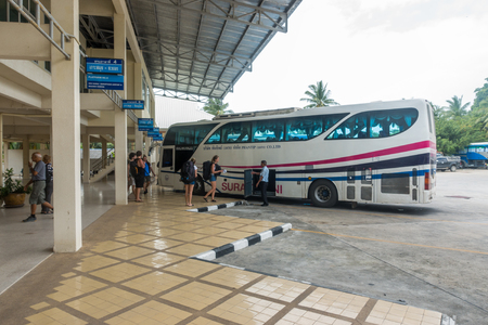 KOH SAMUI, THAILAND - December 20, 2017: Bus Terminal Samui. Tourists load luggage on the busのeditorial素材
