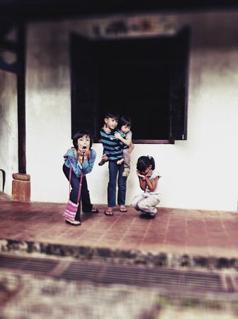 kids gone to mysterious houseの素材