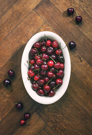 Summersweet cherries in an oval dish, overhead viewの写真素材