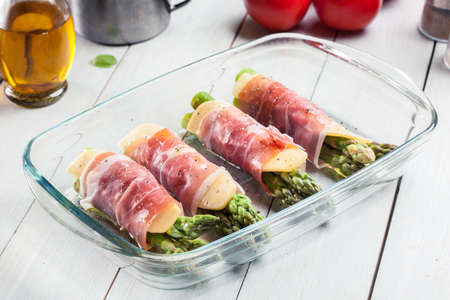 Prosciutto and cheese wrapped asparagus ready for bakedの写真素材