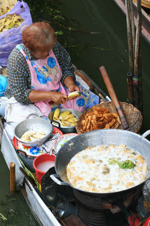 Ratchaburi, Thailand - July 5, 2009 - Local people sell food items at Damnoen Saduak floating marketのeditorial素材