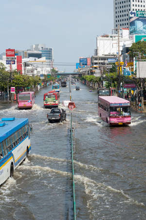 Bangkok, Thailand - November 6, 2011 - Cars navigate through the flood on Phahonyothin Roadのeditorial素材